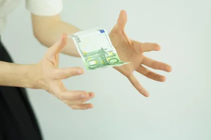 Les dangers du portefeuille magique est une question très nécessaire a qui avoir une réponse avant de se lancé pour ne pas être surpris au fil du temps. D’abord il faut savoir que le portefeuille existe vraiment mais peu de marabout en ont les vrais secrets. Le portefeuille magique est sans risque ni conséquence, ni danger car c’est une composition naturel qui est faite par le marabout avec les esprits de la richesse. Il vous produit en Euro, en Dollar et en FCFA .
